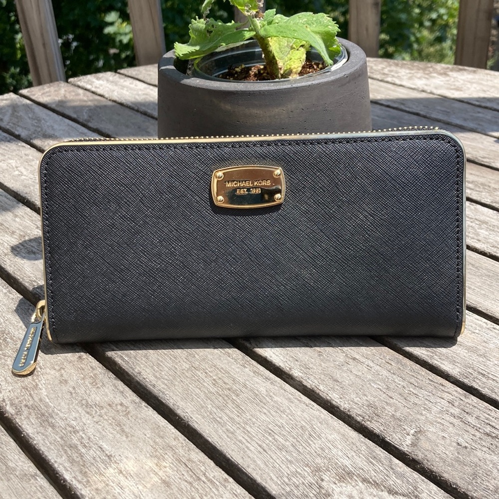 Michael Kors Travel Continental Wallet, never used, no damage